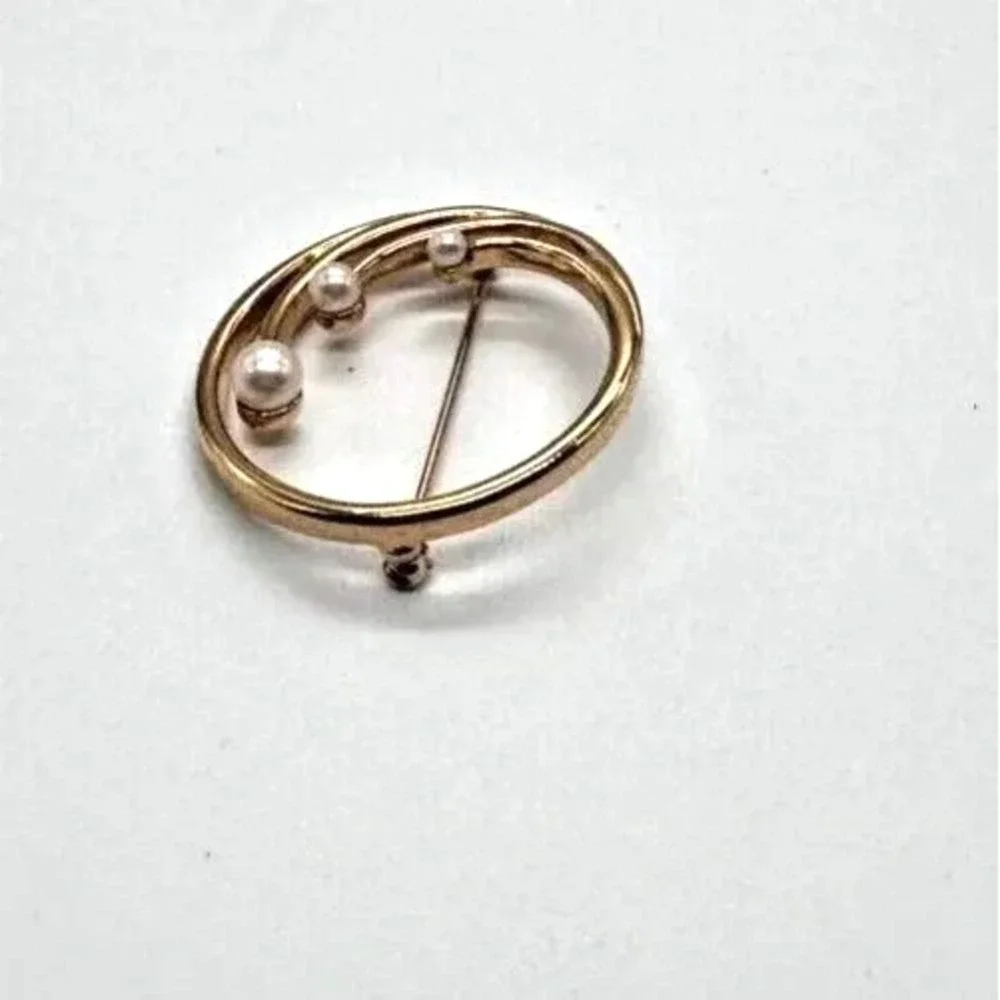 Vintage Monet Gold Tone Circle Brooch Pin Faux Pearl Modernist Design‎ Jewelry